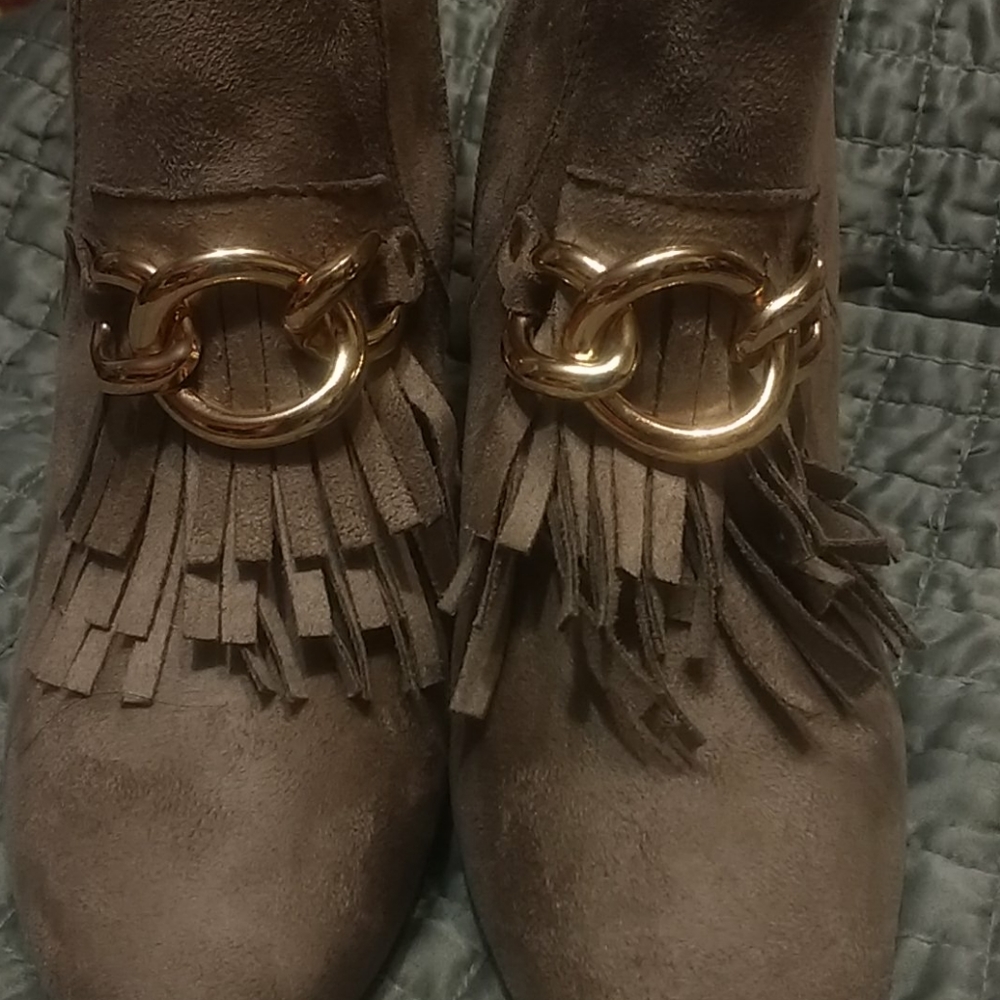 🏷Gorgeous Taupe Boots w/ gold accents chain